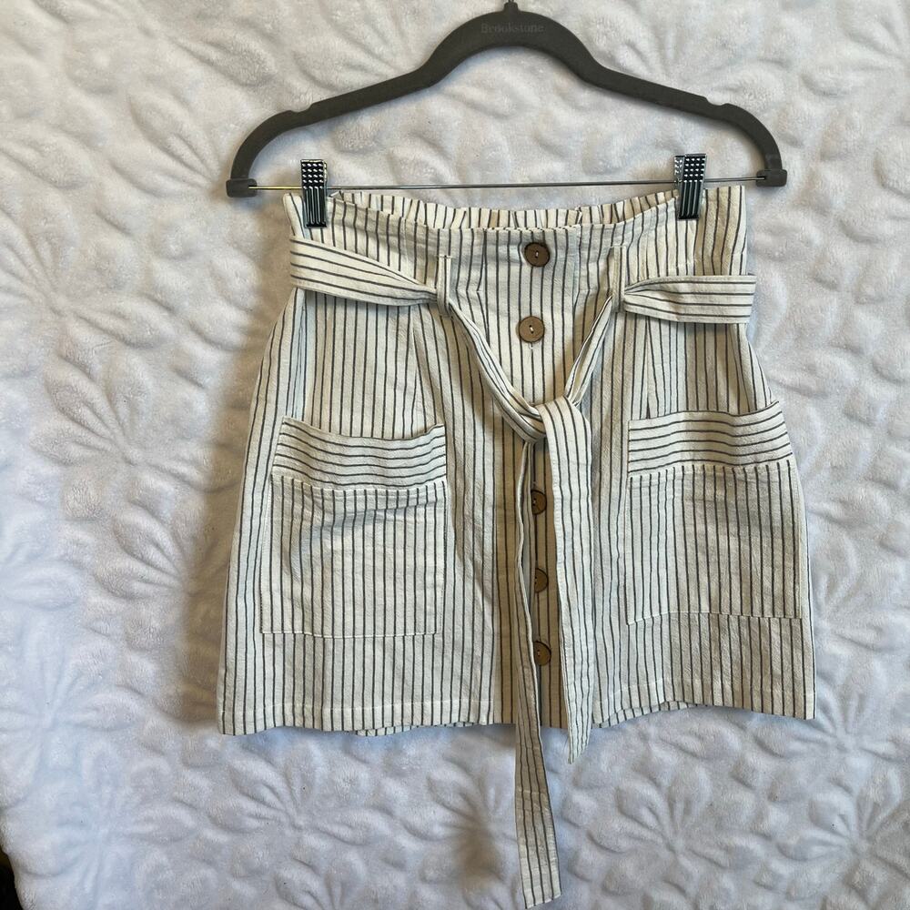 Hesperus white striped skirt with belt and button closure accent buttons sz M